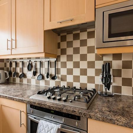Surrey Stays - 2 Bedroom House, Rh1, Contractors Welcome, Sleeps 5 Max, 2 Parking Spaces, Near Town Centre, Train Station And Gatwick Airport Redhill  Esterno foto