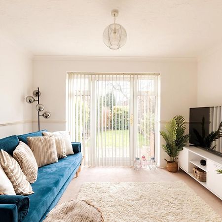 Surrey Stays - 2 Bedroom House, Rh1, Contractors Welcome, Sleeps 5 Max, 2 Parking Spaces, Near Town Centre, Train Station And Gatwick Airport Redhill  Esterno foto