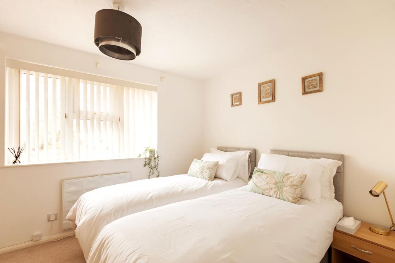 Surrey Stays - 2 Bedroom House, Rh1, Contractors Welcome, Sleeps 5 Max, 2 Parking Spaces, Near Town Centre, Train Station And Gatwick Airport Redhill  Esterno foto