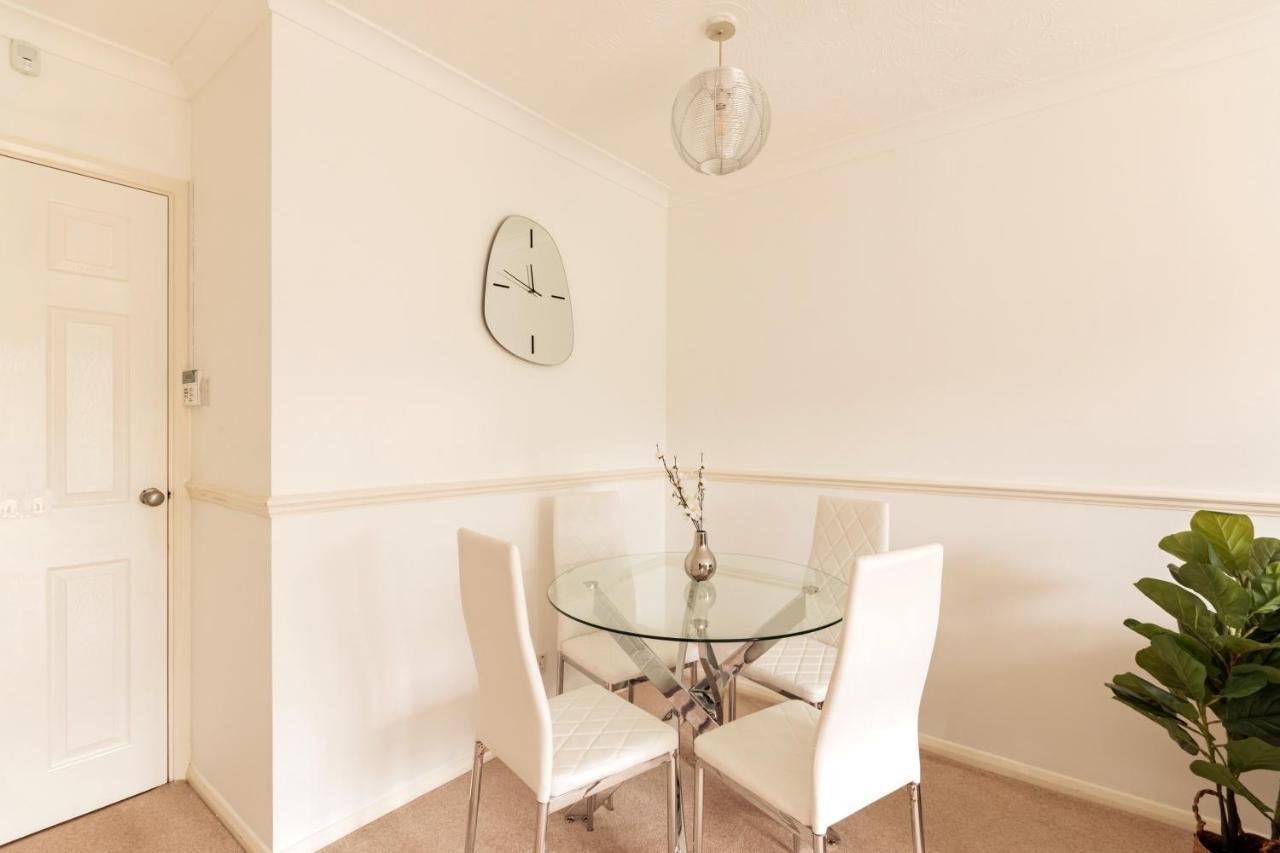 Surrey Stays - 2 Bedroom House, Rh1, Contractors Welcome, Sleeps 5 Max, 2 Parking Spaces, Near Town Centre, Train Station And Gatwick Airport Redhill  Esterno foto