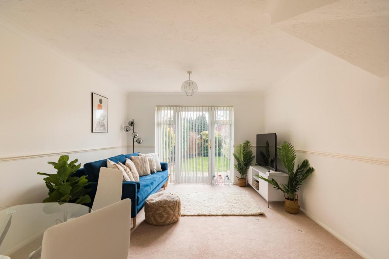 Surrey Stays - 2 Bedroom House, Rh1, Contractors Welcome, Sleeps 5 Max, 2 Parking Spaces, Near Town Centre, Train Station And Gatwick Airport Redhill  Esterno foto