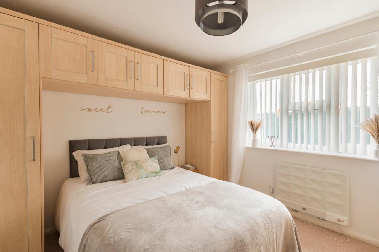 Surrey Stays - 2 Bedroom House, Rh1, Contractors Welcome, Sleeps 5 Max, 2 Parking Spaces, Near Town Centre, Train Station And Gatwick Airport Redhill  Esterno foto