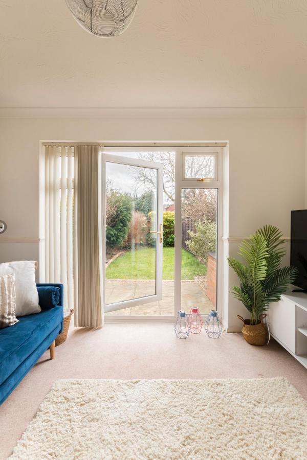 Surrey Stays - 2 Bedroom House, Rh1, Contractors Welcome, Sleeps 5 Max, 2 Parking Spaces, Near Town Centre, Train Station And Gatwick Airport Redhill  Esterno foto