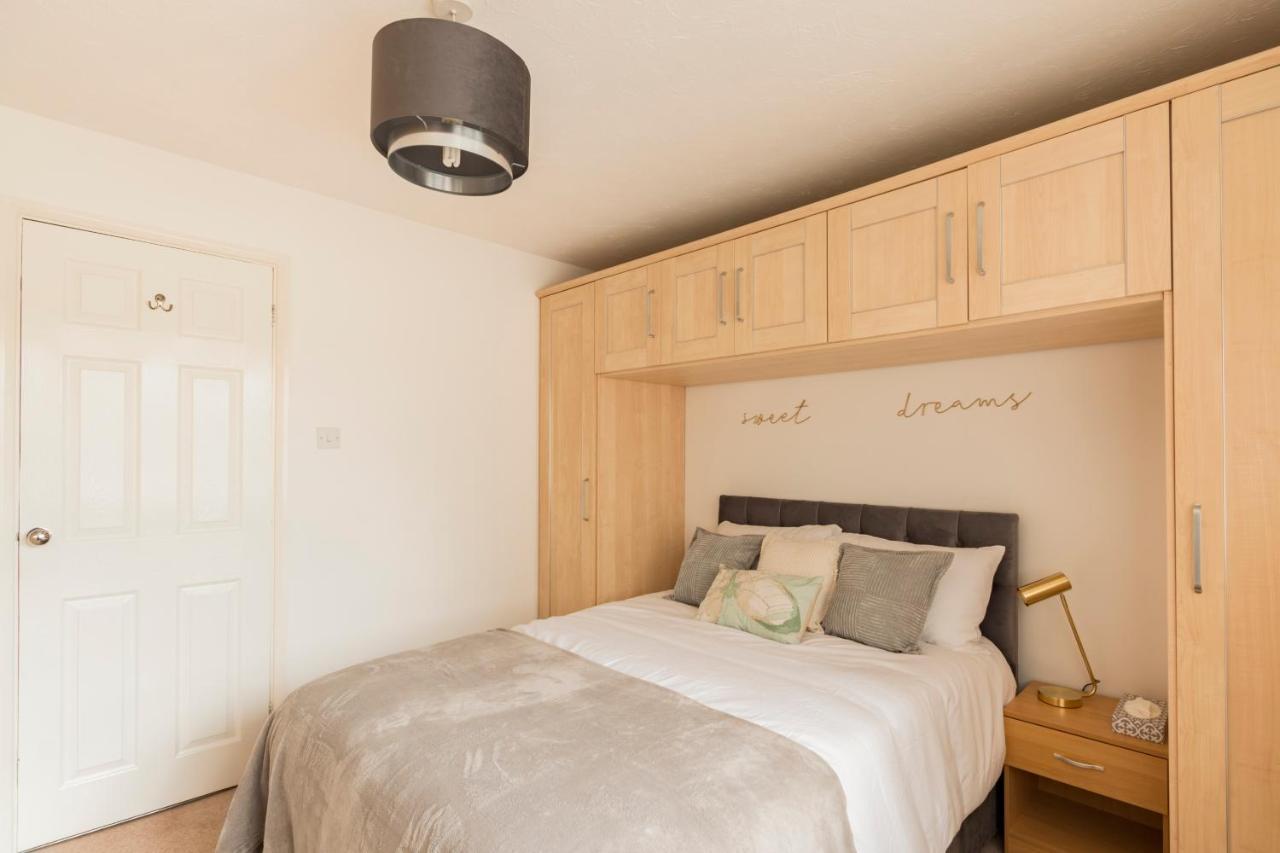 Surrey Stays - 2 Bedroom House, Rh1, Contractors Welcome, Sleeps 5 Max, 2 Parking Spaces, Near Town Centre, Train Station And Gatwick Airport Redhill  Esterno foto