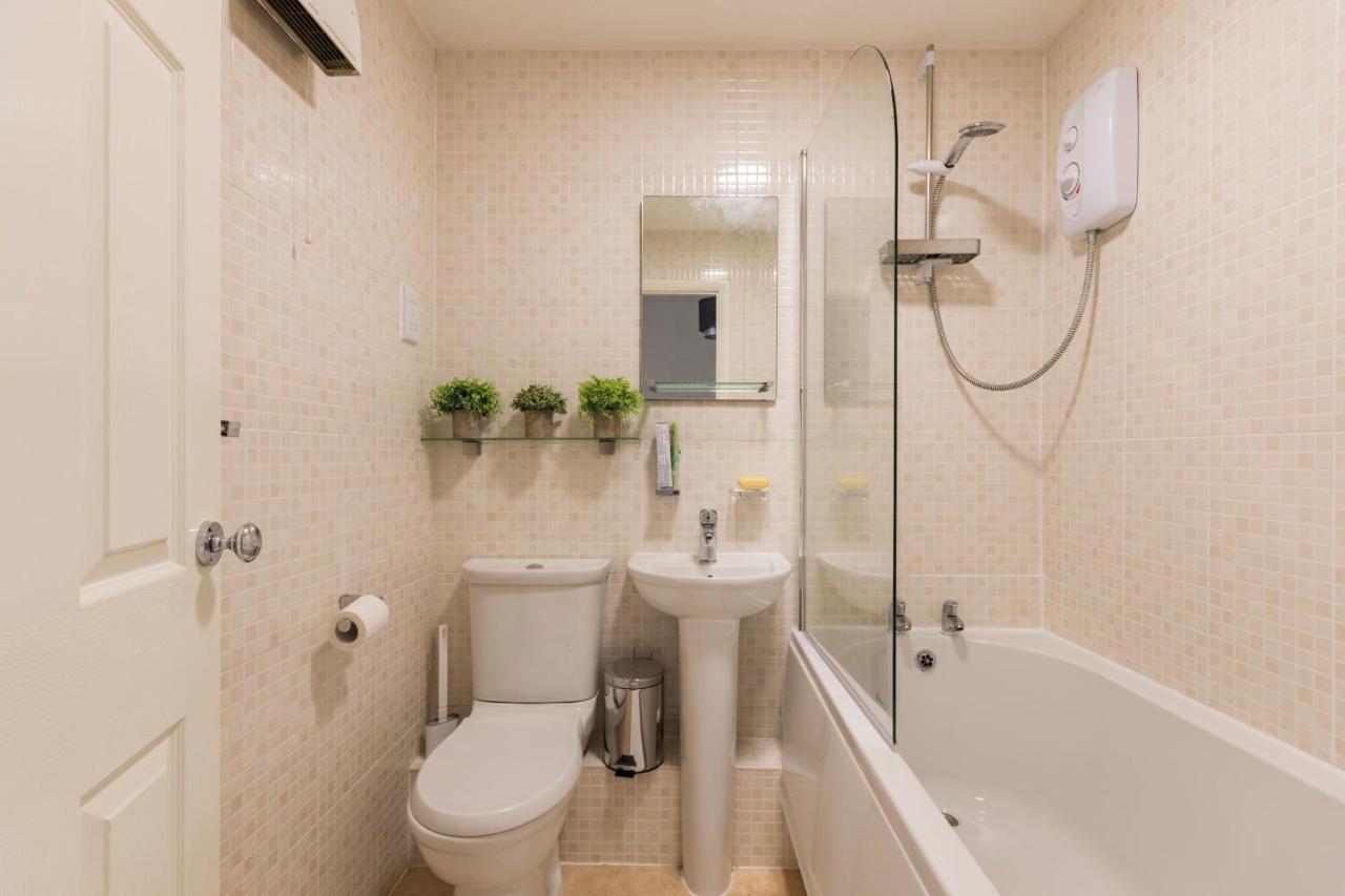 Surrey Stays - 2 Bedroom House, Rh1, Contractors Welcome, Sleeps 5 Max, 2 Parking Spaces, Near Town Centre, Train Station And Gatwick Airport Redhill  Esterno foto