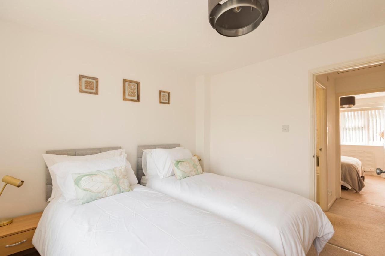 Surrey Stays - 2 Bedroom House, Rh1, Contractors Welcome, Sleeps 5 Max, 2 Parking Spaces, Near Town Centre, Train Station And Gatwick Airport Redhill  Esterno foto