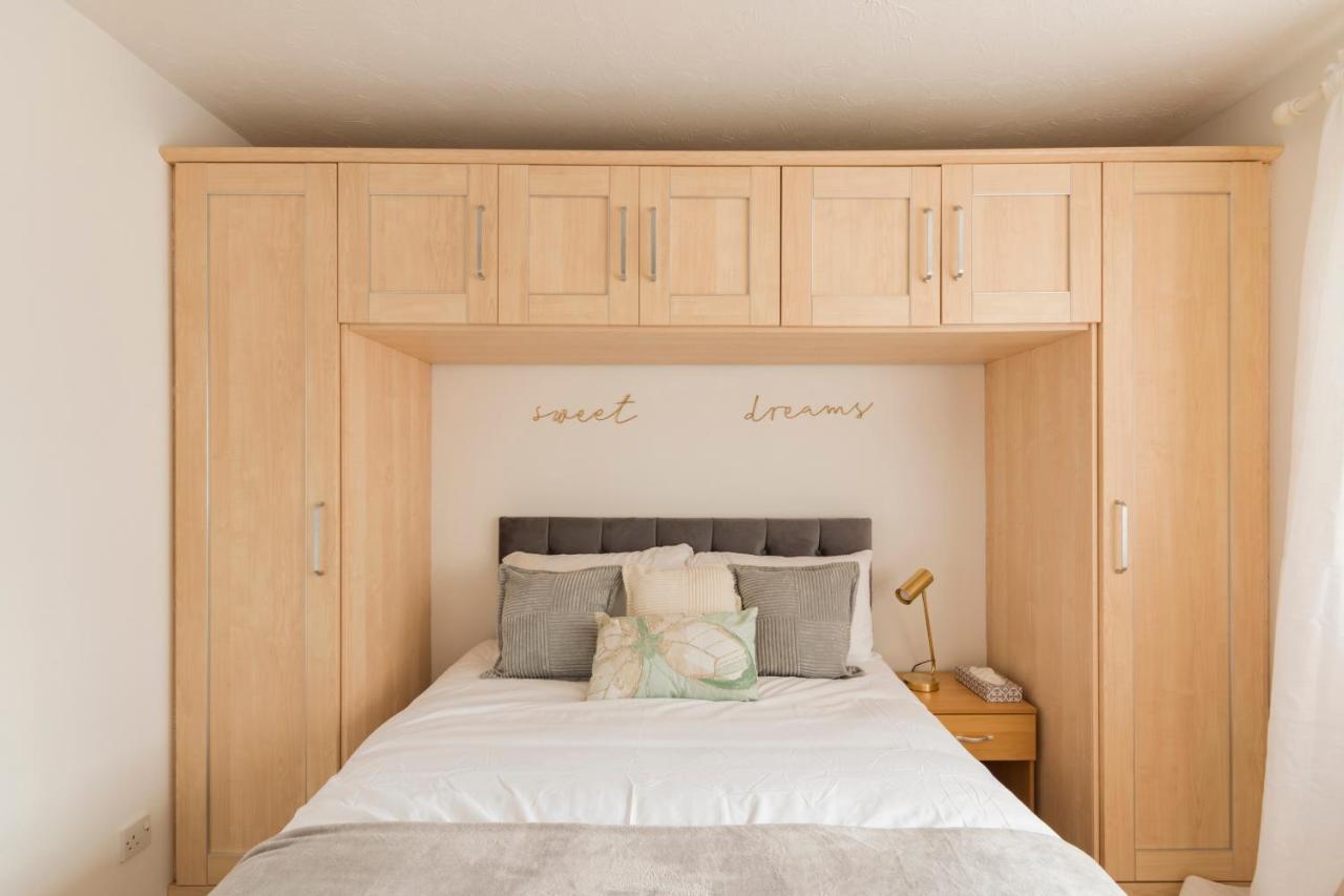 Surrey Stays - 2 Bedroom House, Rh1, Contractors Welcome, Sleeps 5 Max, 2 Parking Spaces, Near Town Centre, Train Station And Gatwick Airport Redhill  Esterno foto