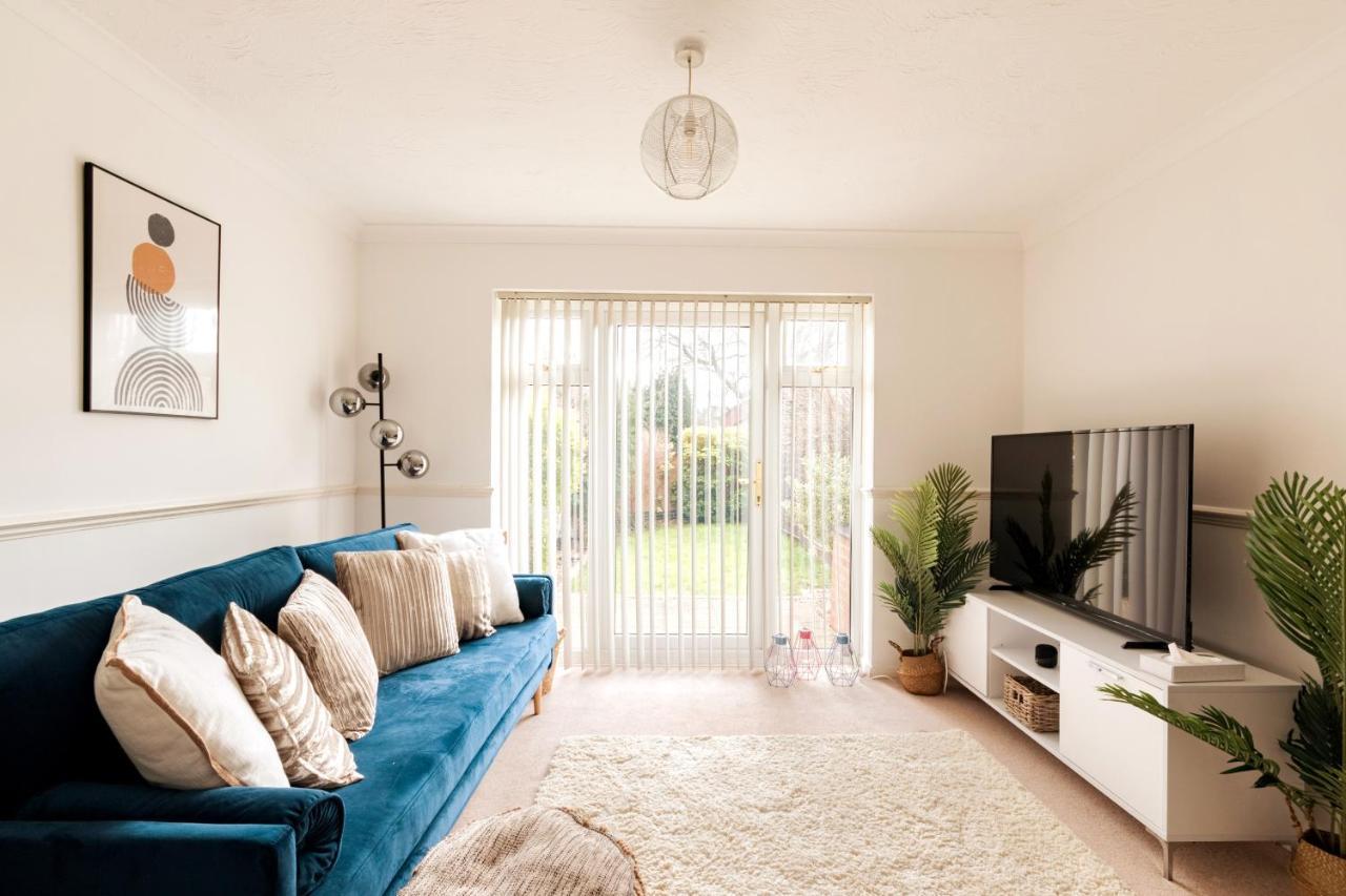 Surrey Stays - 2 Bedroom House, Rh1, Contractors Welcome, Sleeps 5 Max, 2 Parking Spaces, Near Town Centre, Train Station And Gatwick Airport Redhill  Esterno foto