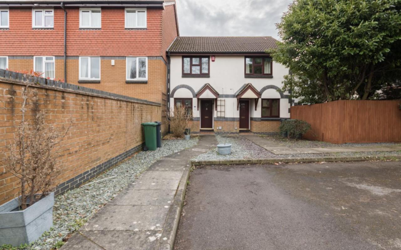 Surrey Stays - 2 Bedroom House, Rh1, Contractors Welcome, Sleeps 5 Max, 2 Parking Spaces, Near Town Centre, Train Station And Gatwick Airport Redhill  Esterno foto